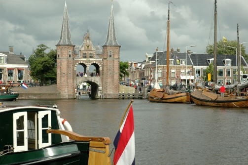sneek waterpoort met boten