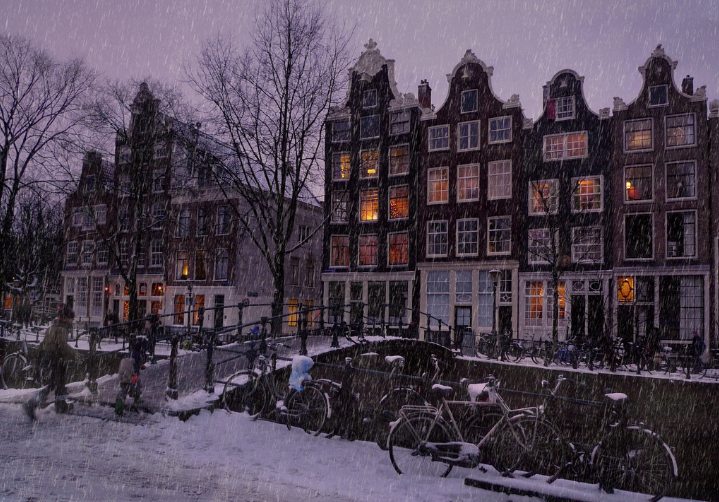 winter sneeuw gevels amsterdam